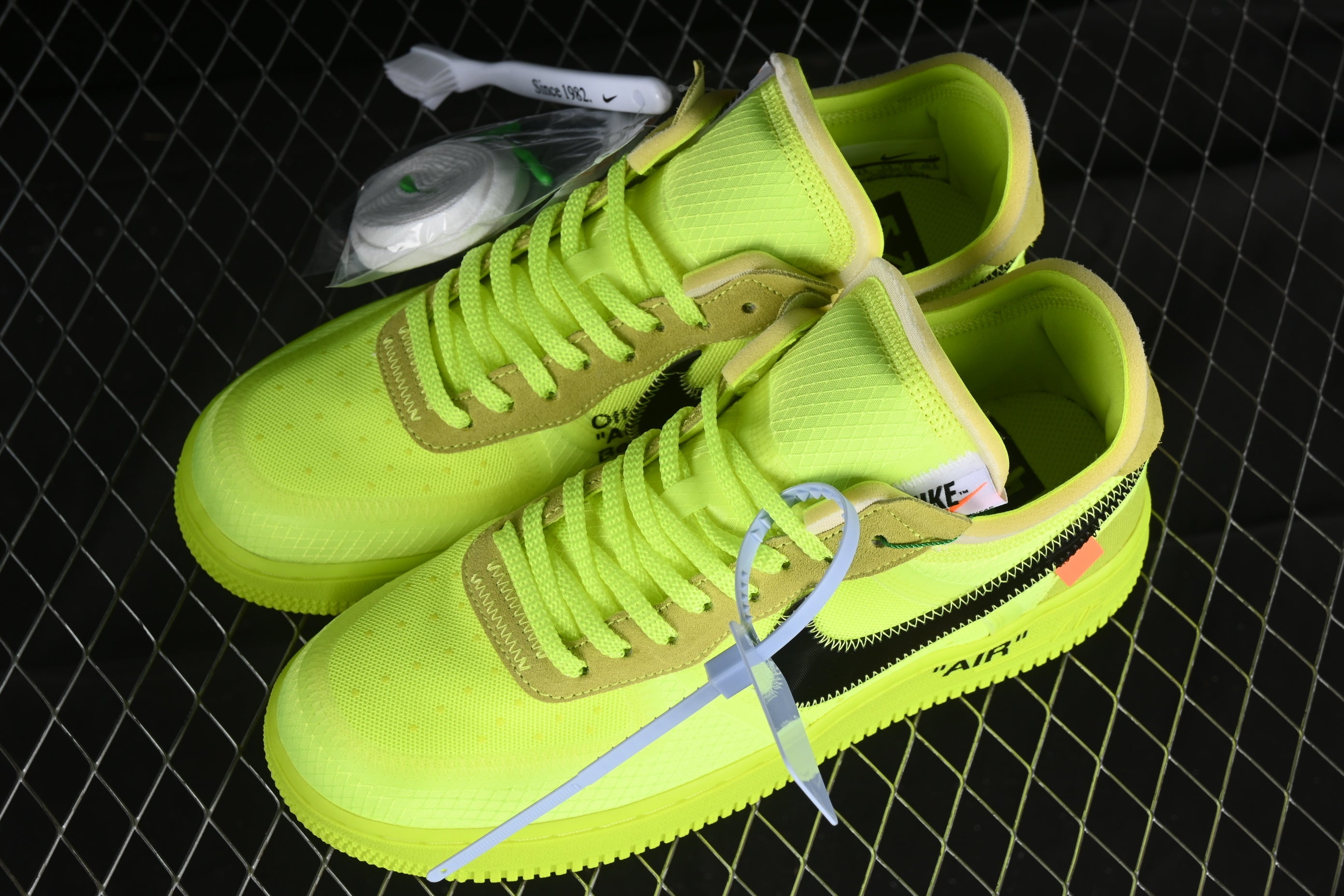Off-White x Nike Air Force 1 "Yellow"