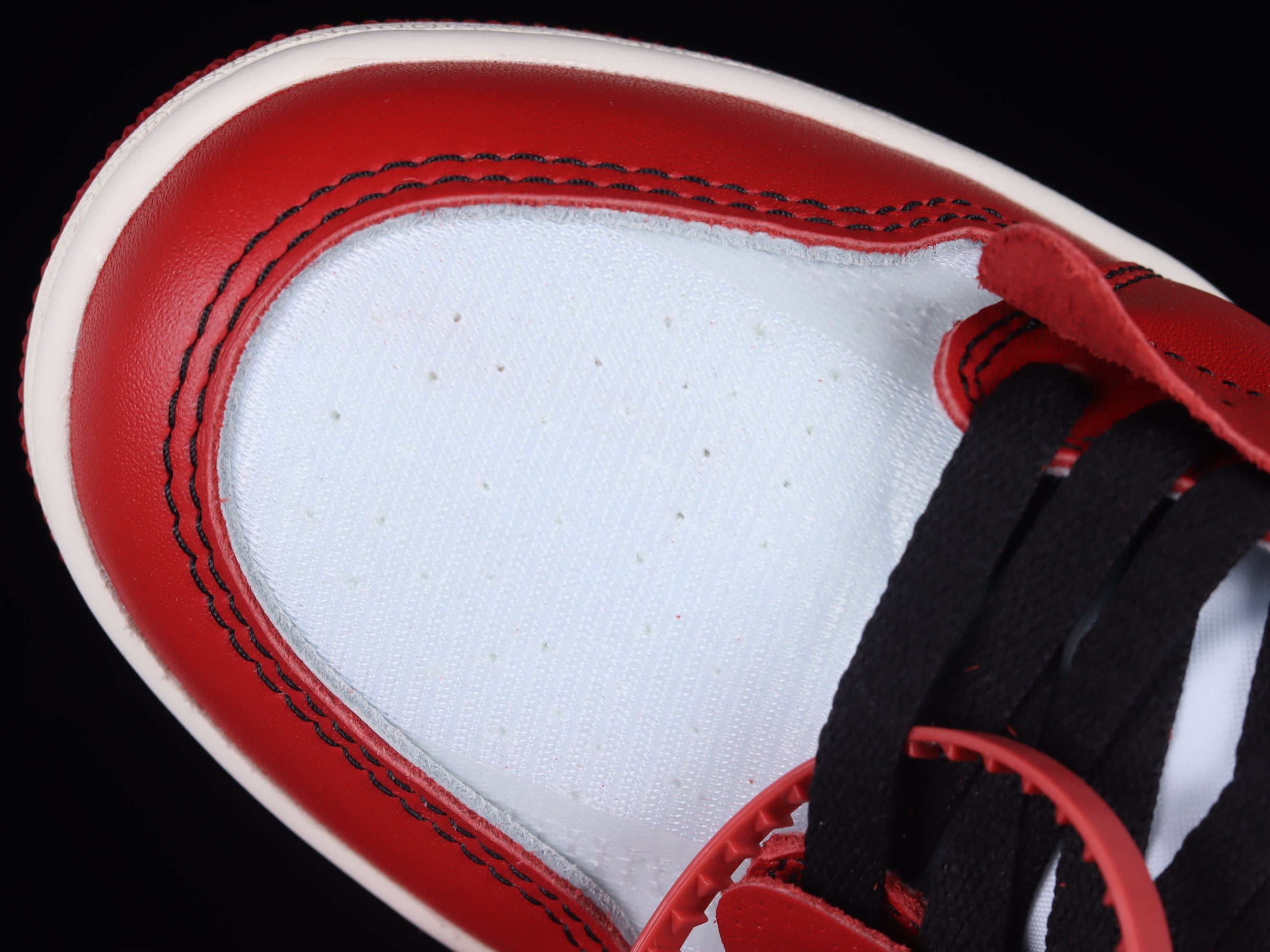 Off-White x Nike Air Jordan 1 "Chicgo"