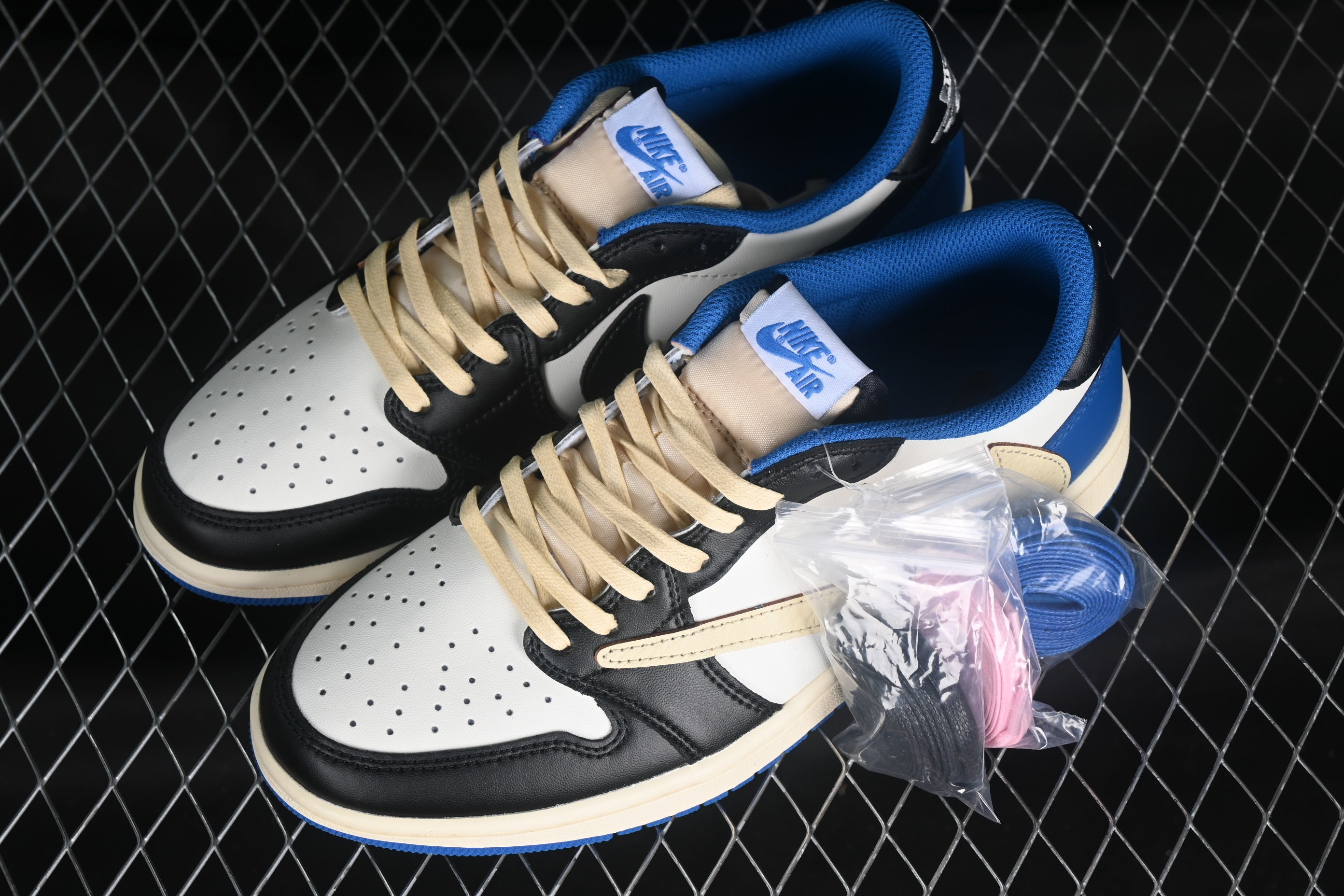 Travis Scott x Air Jordan 1 "Fragment"